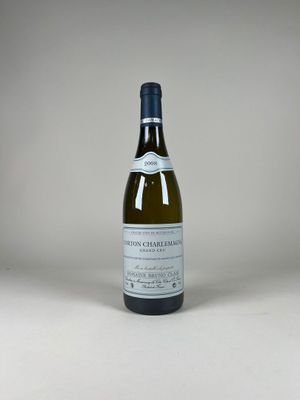 une bouteille de vin posée sur une table