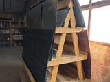 un bateau posé sur une étagère en bois