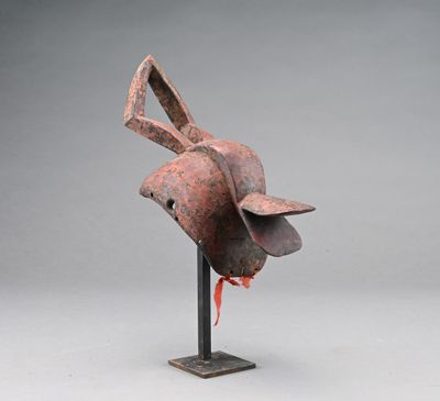une sculpture représentant une tête d'oiseau posée sur un socle métallique