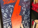 affiche encadrée représentant un homme levant le poing devant un groupe de personnes