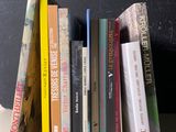 beaucoup de livres empilés sur une étagère