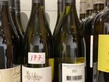 des bouteilles de vin sont alignées sur une étagère dans un magasin