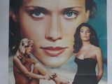 une vieille affiche de cinéma représentant une femme en maillot de bain