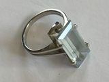 une image représentant une bague sertie d'une émeraude