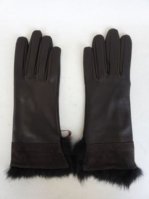des gants en cuir marron avec des poignets en fourrure noire sur fond blanc
