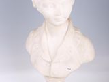 buste en marbre blanc représentant un garçon vêtu d'une chemise à col, posé sur un socle