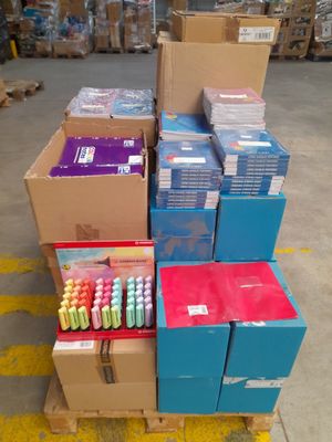 Plusieurs cartons de stylos sont empilés les uns sur les autres dans un entrepôt