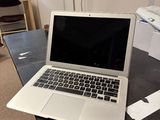 un ordinateur portable posé sur un bureau dans une pièce