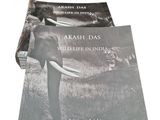 deux livres posés l'un sur l'autre sur une table