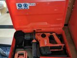 une boîte à outils rouge avec des outils sur une table
