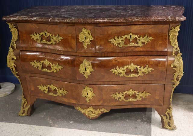 Commode tombeau galbée toutes faces en bois de placage ouvrant pa...