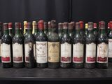 plusieurs bouteilles de vin sont alignées sur une table
