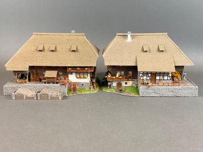 deux petites maisons, chacune dotée d'un toit de chaume