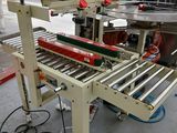une machine sur laquelle est posé un rouleau de ruban adhésif