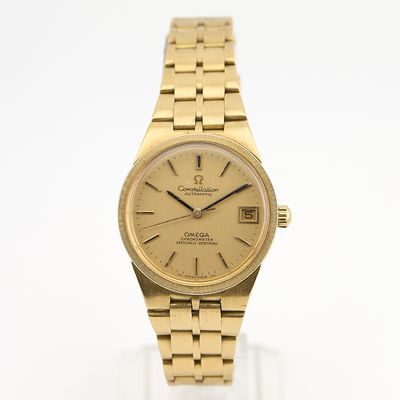 une image représentant une montre-bracelet en or avec un cadran doré
