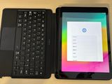 une tablette et un ordinateur portable posés l'un à côté de l'autre sur une table