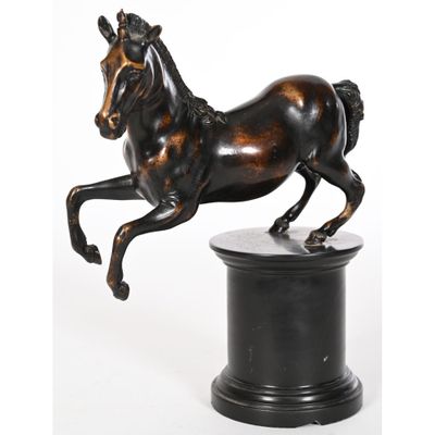 statue en bronze représentant un cheval sur un socle, sur fond blanc