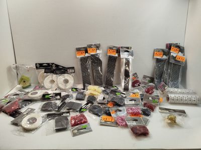 un grand nombre d'objets posés sur une table