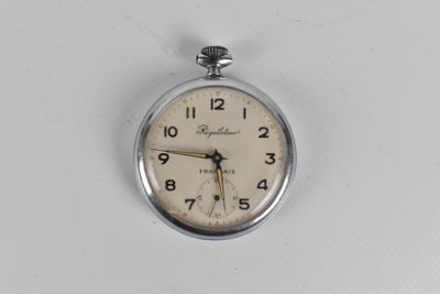 une montre de poche en argent accrochée au mur