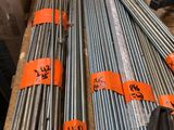 une pile de tubes en acier galvanisé posée sur une table