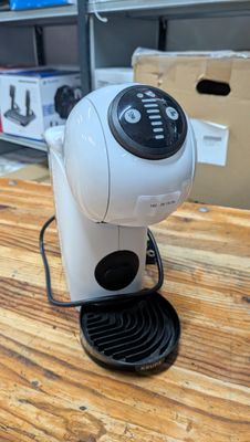 une cafetière posée sur une table en bois