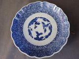 une image représentant une assiette bleue et blanche ornée d'un dragon
