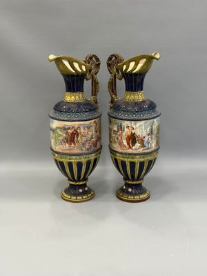 paire de vases ornés d'une scène représentant un homme et une femme