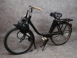 un vélo noir avec un panier à l'arrière