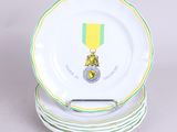 une pile d'assiettes surmontée d'une médaille