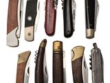 les nombreux types de couteaux qui se trouvent sur la table