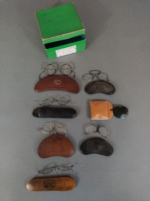 plusieurs paires de lunettes, une paire de ciseaux, une paire de lunettes, une paire de lunettes, une paire de lunettes, une paire de lunettes et une