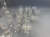 beaucoup de verres à vin et une carafe sur la table