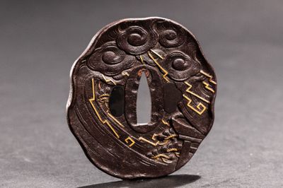 un gros plan d'un petit objet métallique posé sur une table