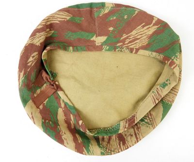 une image représentant un chapeau orné d'un motif camouflage