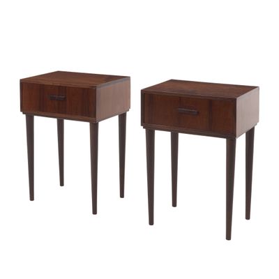 une paire de tables de chevet avec des pieds en bois et des tiroirs