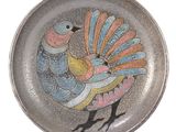 une photo d'une assiette sur laquelle est peint un oiseau