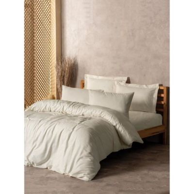 un lit recouvert d'une couette blanche et d'oreillers