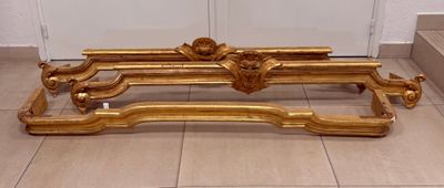 Suite de trois cantonnières en bois doré dont une paire surm…