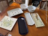 de nombreuses assiettes et plateaux posés sur une table en bois