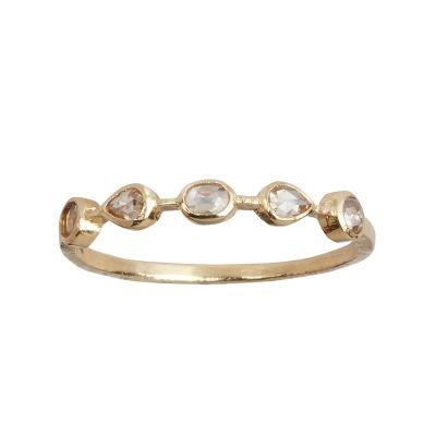 une photo d'une bague en or sertie de trois diamants blancs