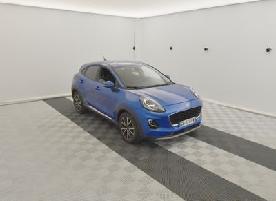 la voiture bleue est garée dans le garage sur le sol en damier