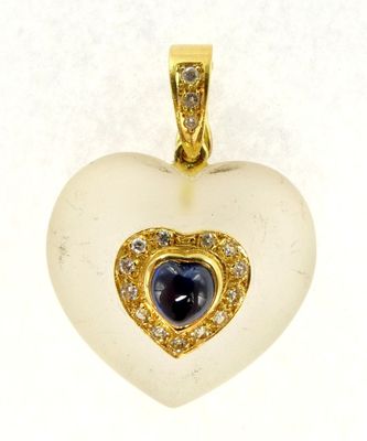 un gros plan d'un pendentif en forme de cœur orné d'un saphir