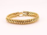 un bracelet en or jaune 18 carats au motif tressé
