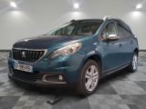 la voiture bleue est garée sur un sol en damier dans le garage