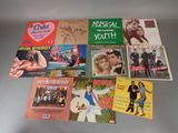 plusieurs livres posés sur une table, avec des photos de personnes dessus