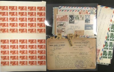 un assortiment de timbres, d'enveloppes et de timbres provenant des États-Unis