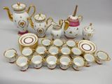 plusieurs tasses et soucoupes et une théière sur la table