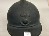 un vieux casque noir orné d'une crête à l'avant