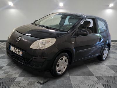 la photo d'une petite voiture noire garée sur un sol en damier
