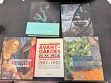 Plusieurs livres sont posés sur une table à côté d'un ordinateur portable